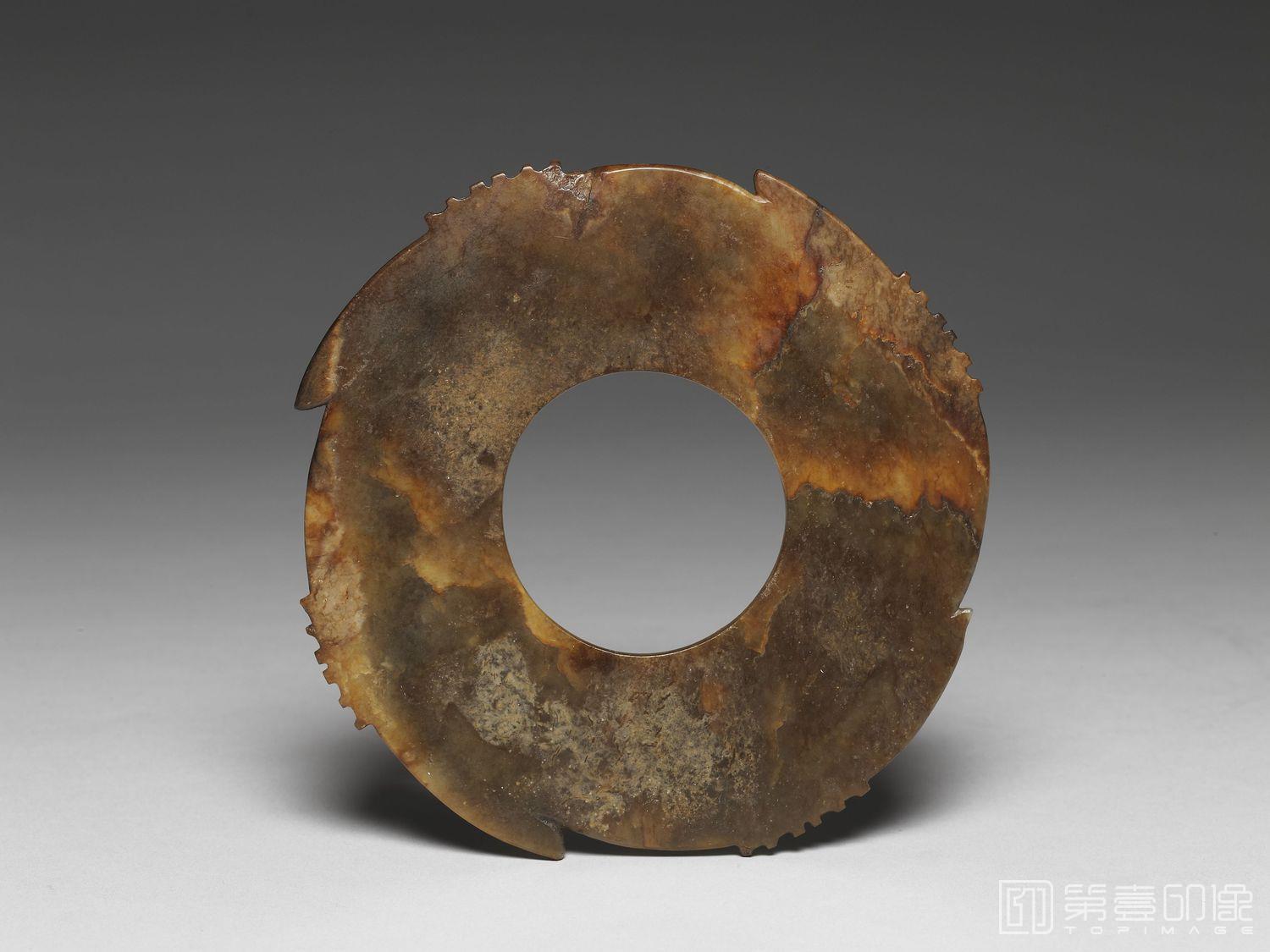摄影-不详-公元前14-前11世纪 玉牙璧-厚0.42-0.53cm 深5.7cm 最大14.6cm 孔径5.8cm
