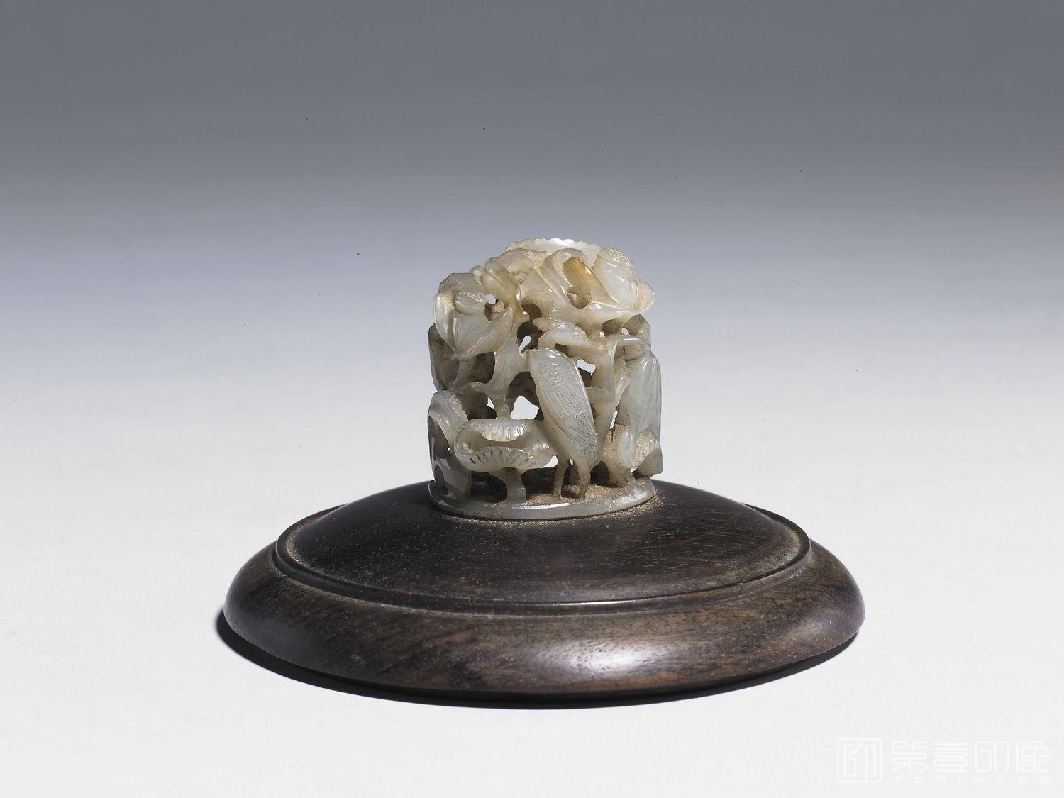 摄影-不详-玉镂雕荷鹭顶-盖径9.0cm 盖高5.2cm 木盖带玉顶83.9公克