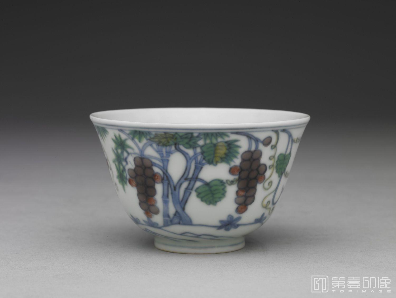 摄影-公元1465-1487年 成化 斗彩葡萄纹杯-高4.7cm 口径7.6cm 足径3.0cm