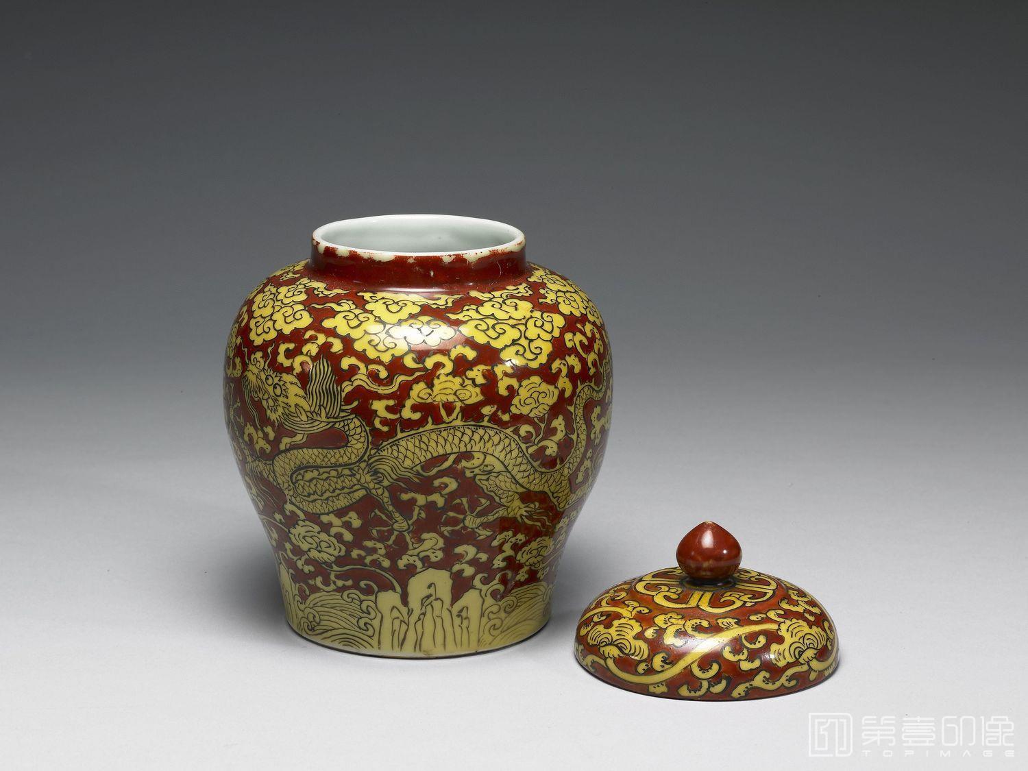 摄影-公元1522-1566年 红地黄彩云龙纹盖罐-口径7.3cm 腹径13.5cm 底径9.4cm 高14.0cm 带盖高17.5cm