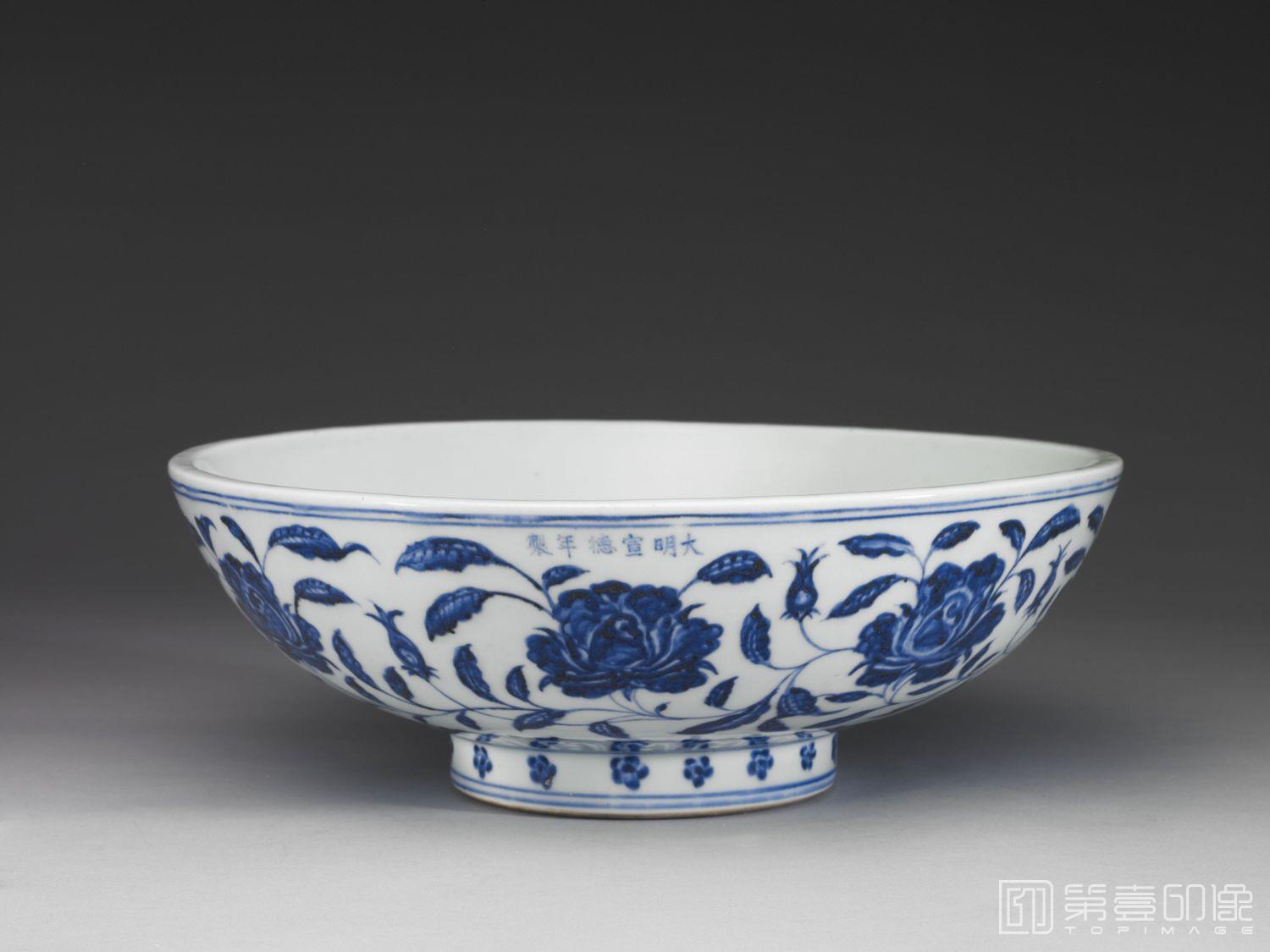 摄影-公元1426-1435年 宣德窑 青花转枝月季花纹大碗-高10.7cm 深8.5cm 口径30.5cm 足径12.4cm