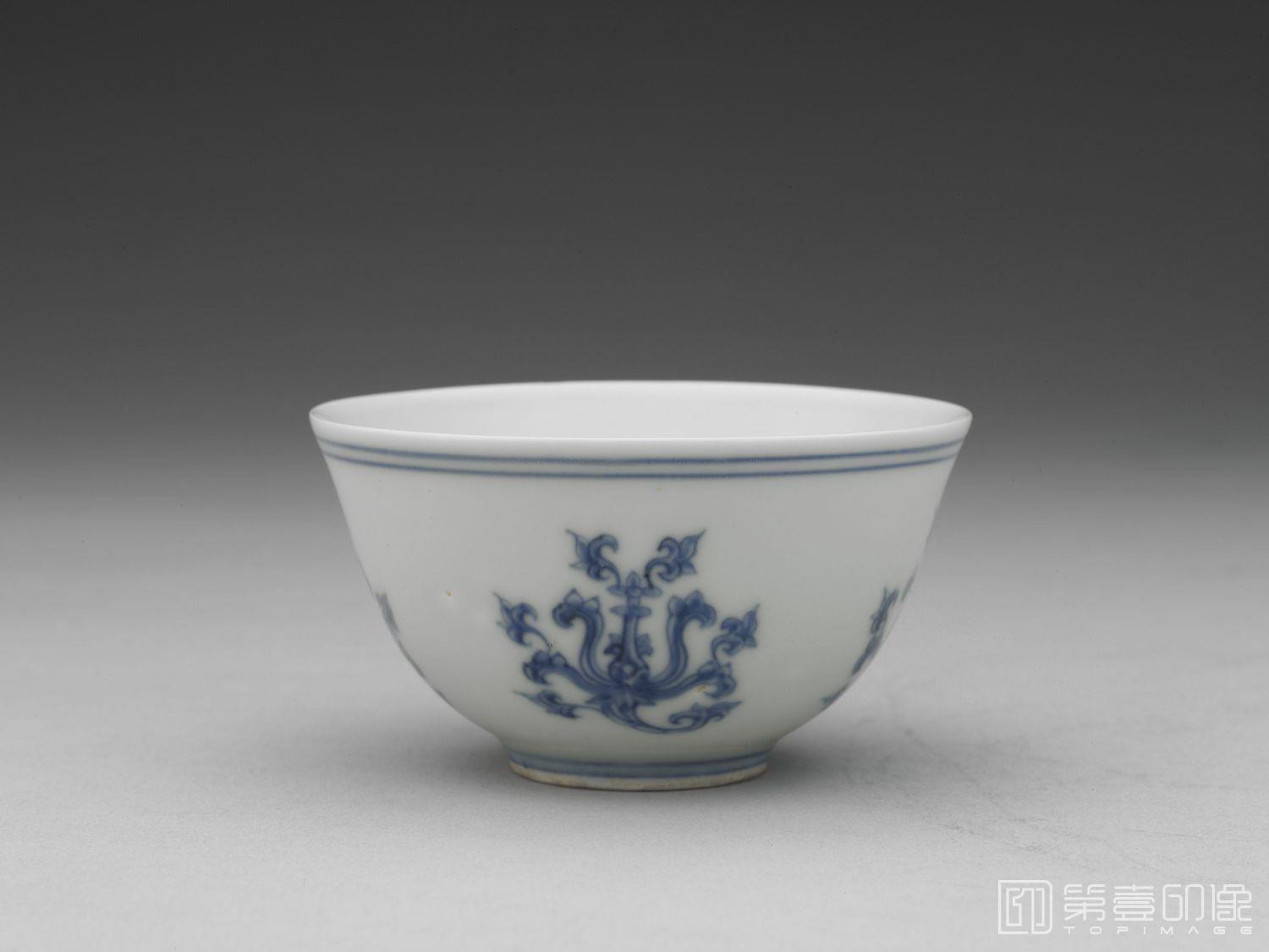 摄影-公元1465至1487年 成化窑 青花折枝宝莲杯-高4.6cm 口径8.2cm 足径3.2cm