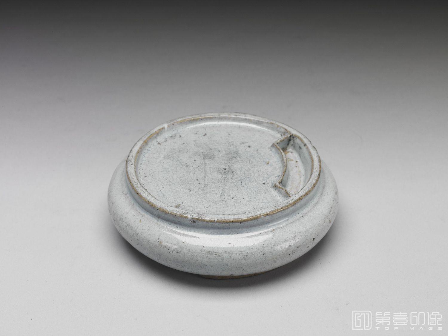 摄影-月白釉圆砚 附嵌玉砚盒-径11.7cm 高3.5cm