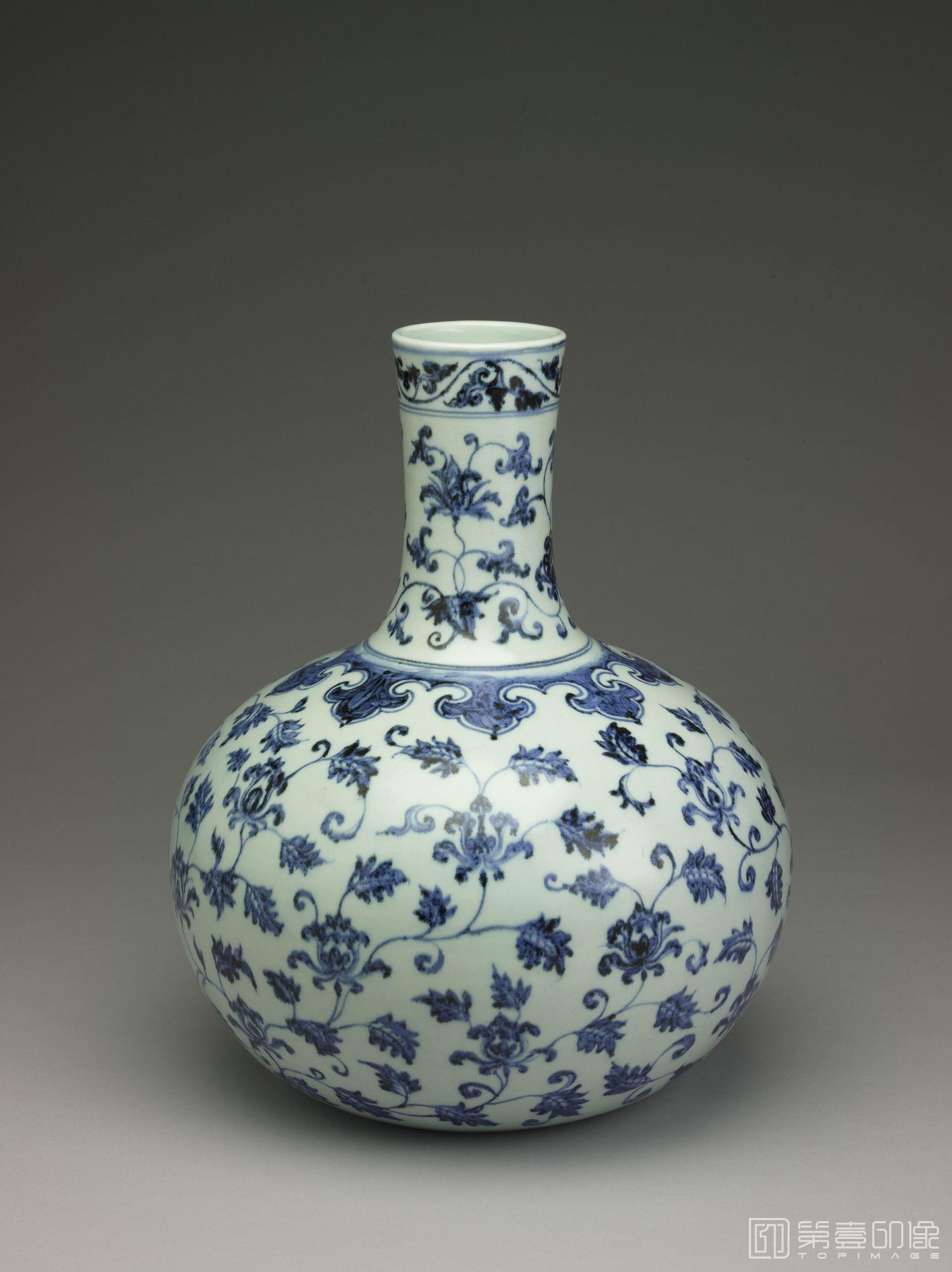 摄影-公元1368-1644年 青花番莲纹天球瓶-高42.9cm 口径9.4cm 底径16.5cm