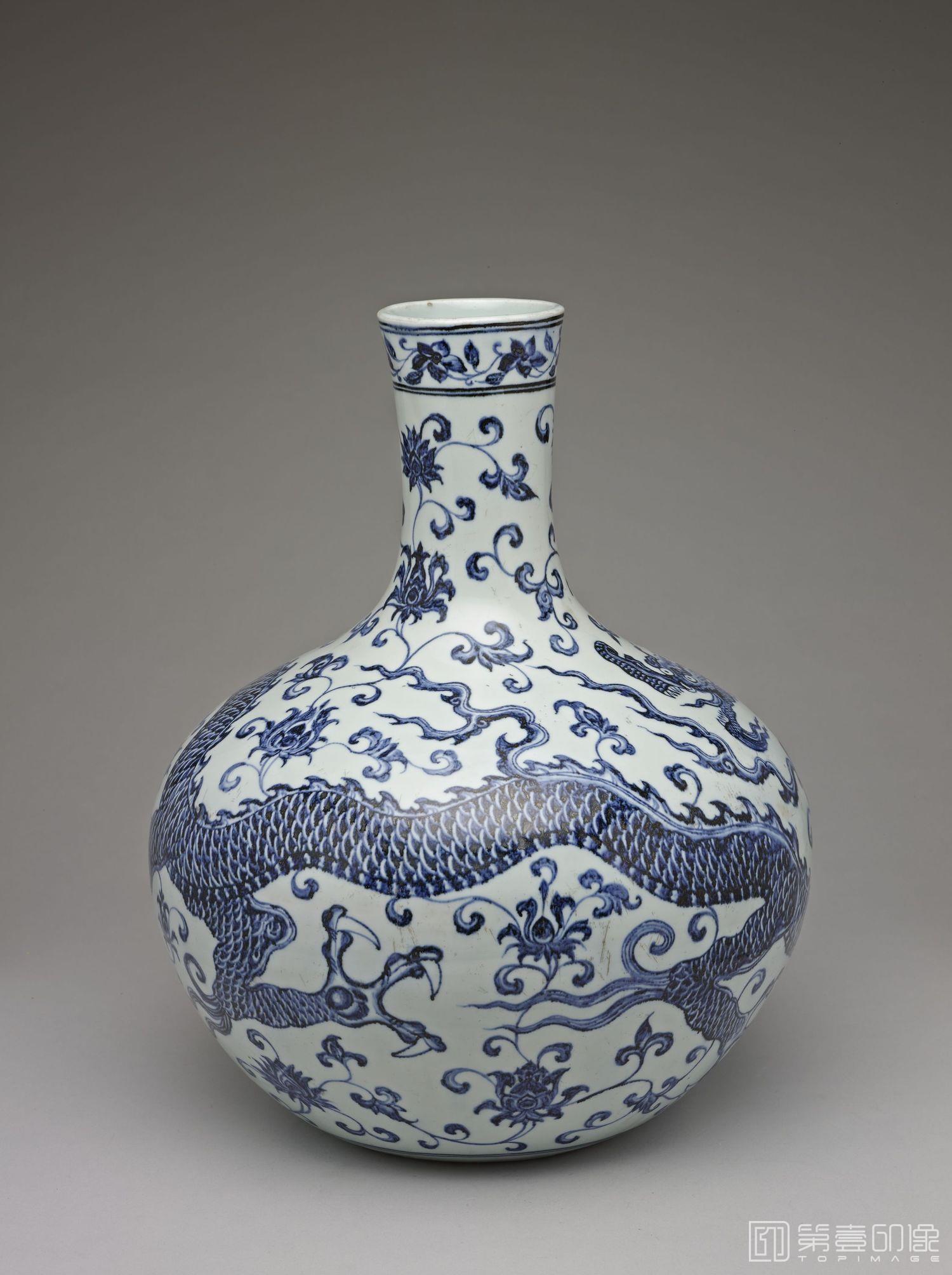 摄影-公元1403-1424年 青花穿莲龙纹天球瓶-高42.5cm 口径9.5cm 底径16cm