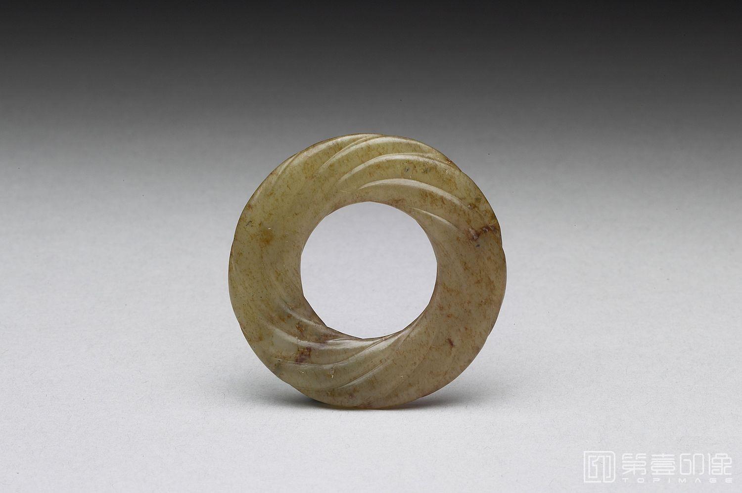 摄影-公元前8-前3世纪 绞丝纹系璧-直径4.4cm 孔径2.19cm 厚0.46cm