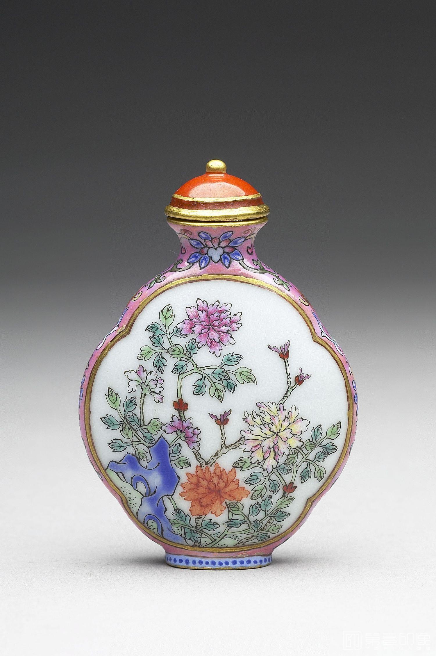 摄影-清-高宗 乾隆 公元1735-1796年 乾隆 粉彩御制诗花卉纹鼻烟壶-带盖高7.1cm 高6cm 口径1.8cm 底径1.9x1.2cm