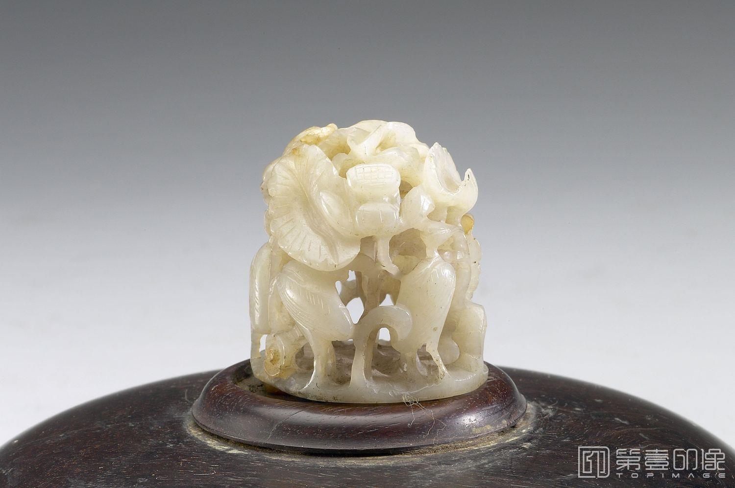 摄影-河塘鹭鸶玉顶，西周鼎附件-高3.7cm 宽3.8cm