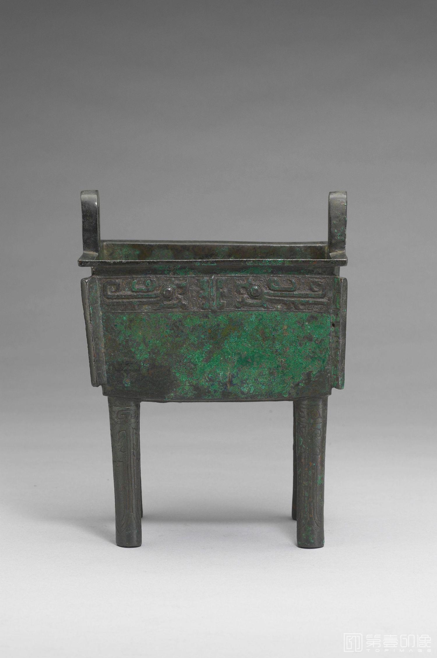 摄影-公元前11世纪中叶-前10世纪中叶 鼎二-通高20cm 腹深8.6cm 口径15.2×12.1cm 底径12.9×9.8cm