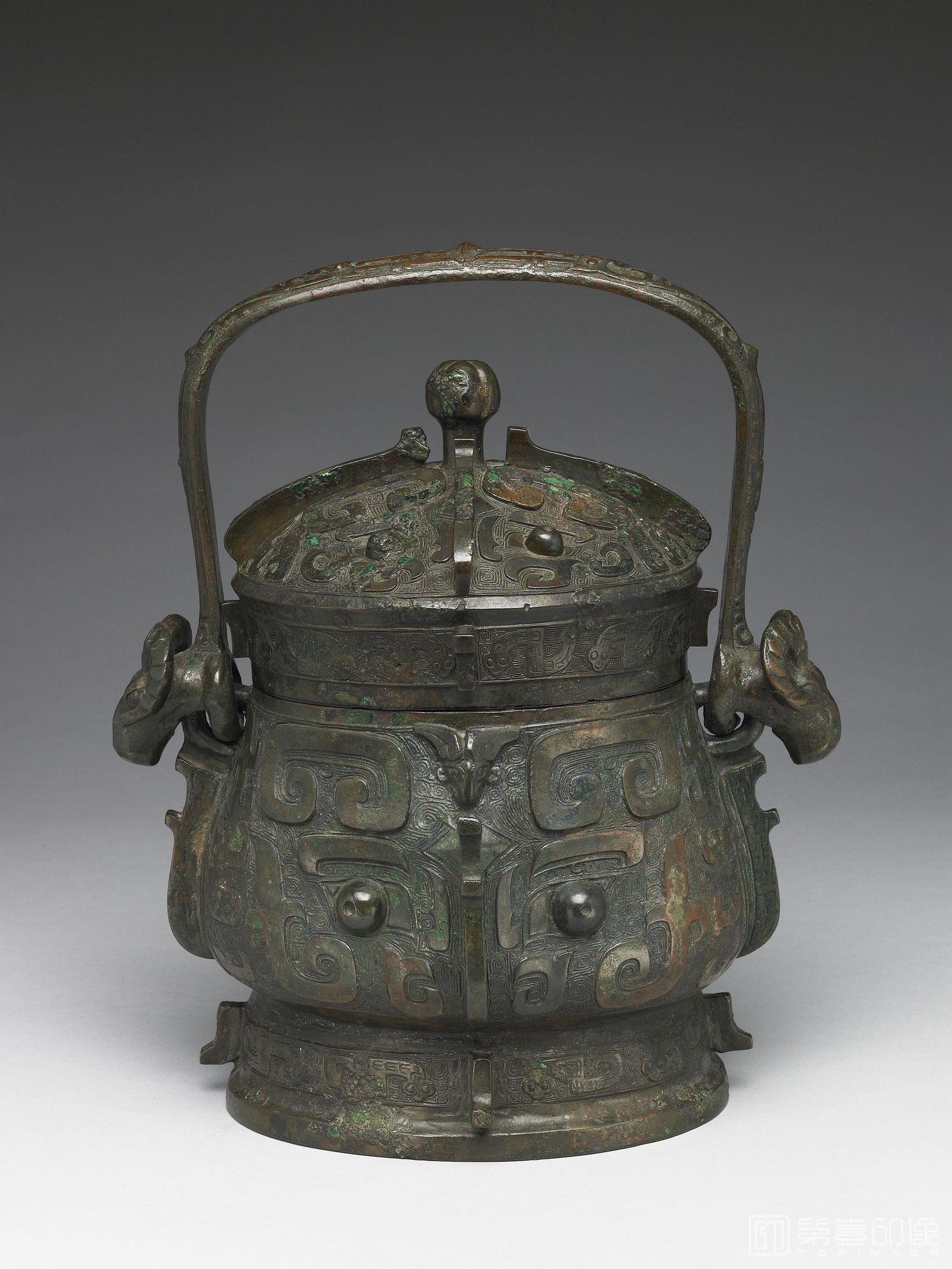 摄影-尹直卣-通梁高32.1cm 腹深16.1cm 口径14.1×11.5cm 底径18.9×15.8cm