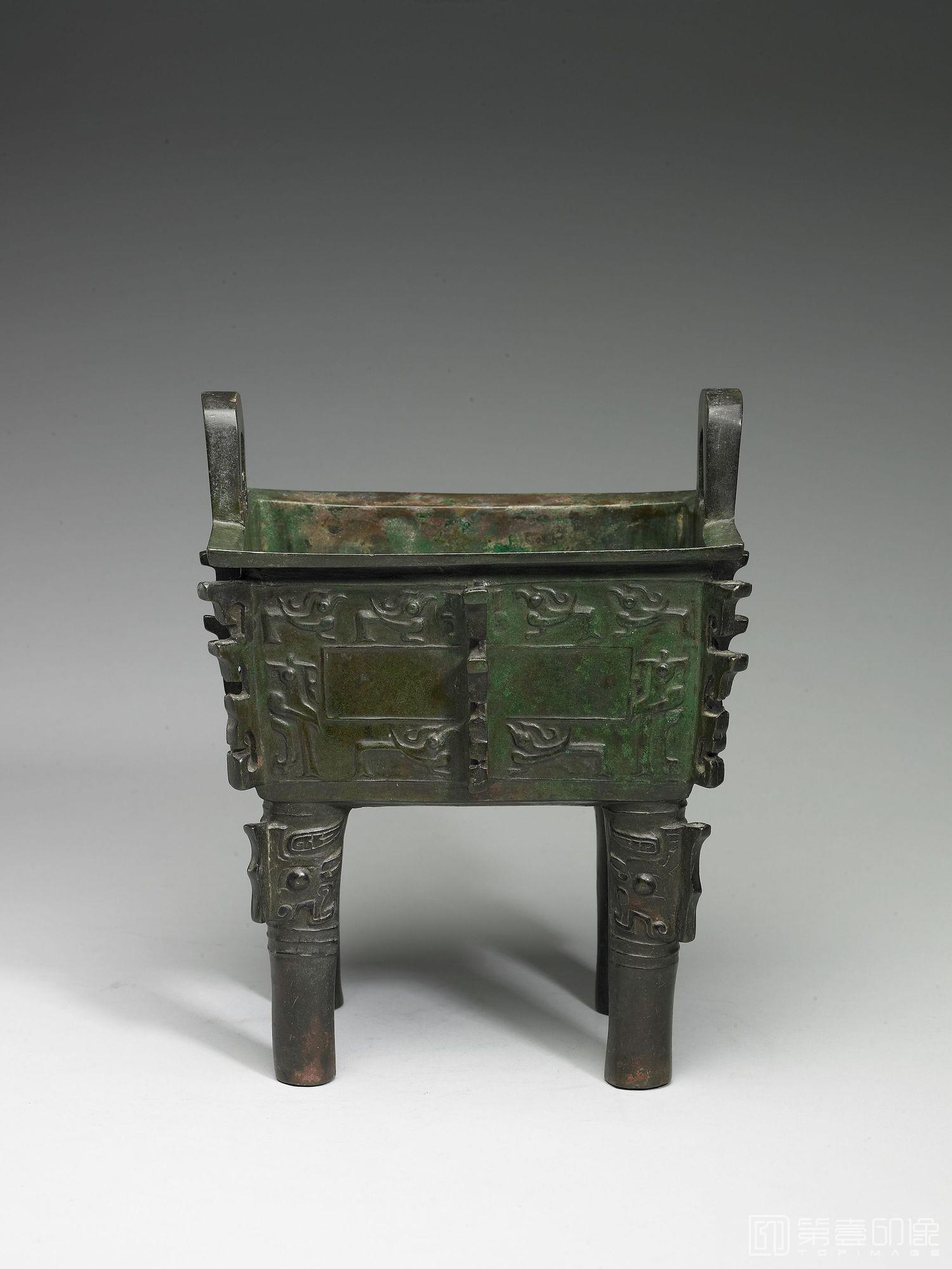 摄影-公元前11世纪中叶-前10世纪中叶 羽矢户父方鼎-通高25.6cm 腹深10.4cm 口径15.6×19.6cm 底径12.2×16cm 腹围66cm