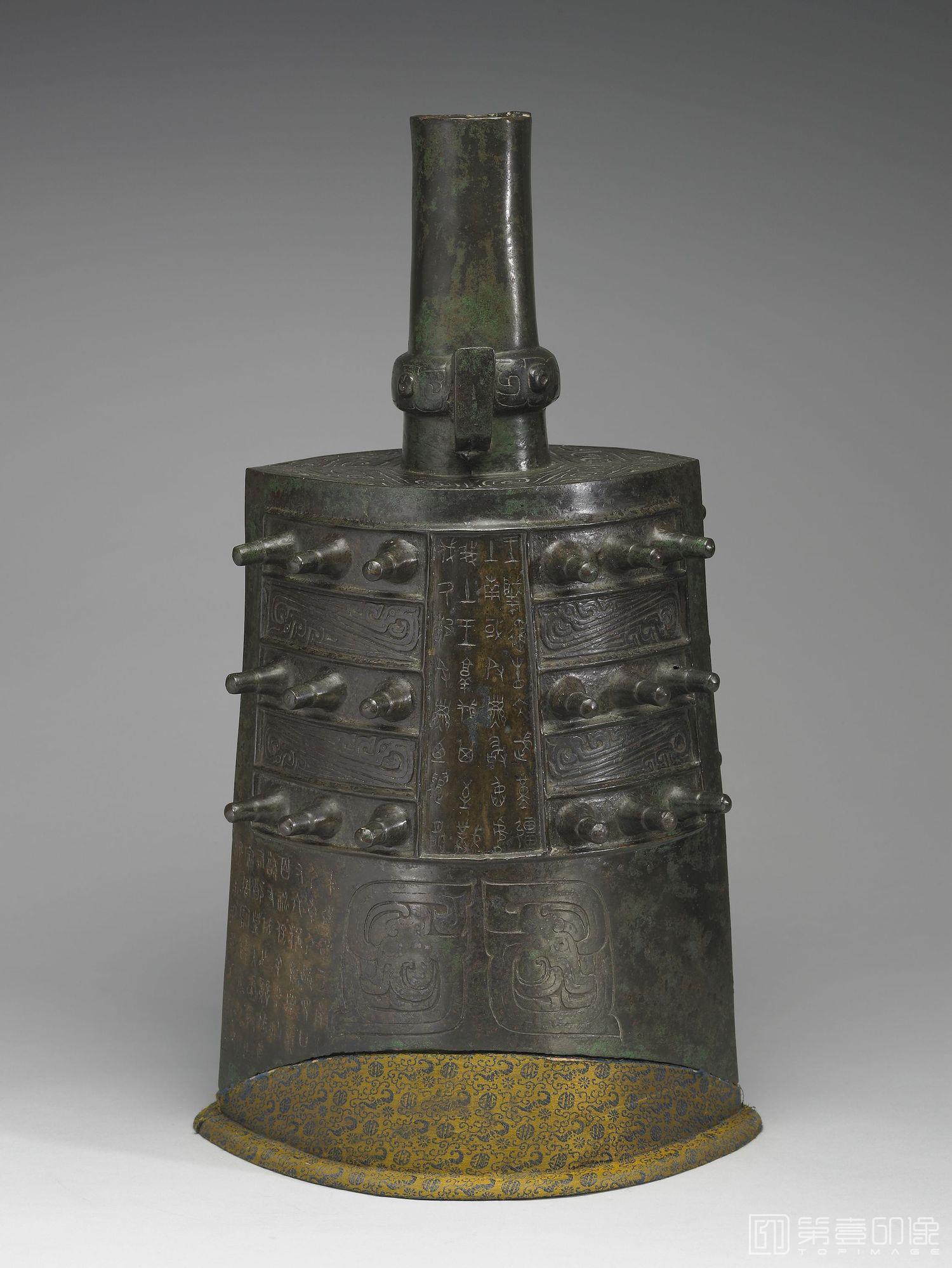 摄影-公元前9世纪中叶-前771年 宗周钟 (害夫钟)-高65.6cm 舞纵23.1cm 横30cm 两于相距26.2cm 两铣相距35.2cm