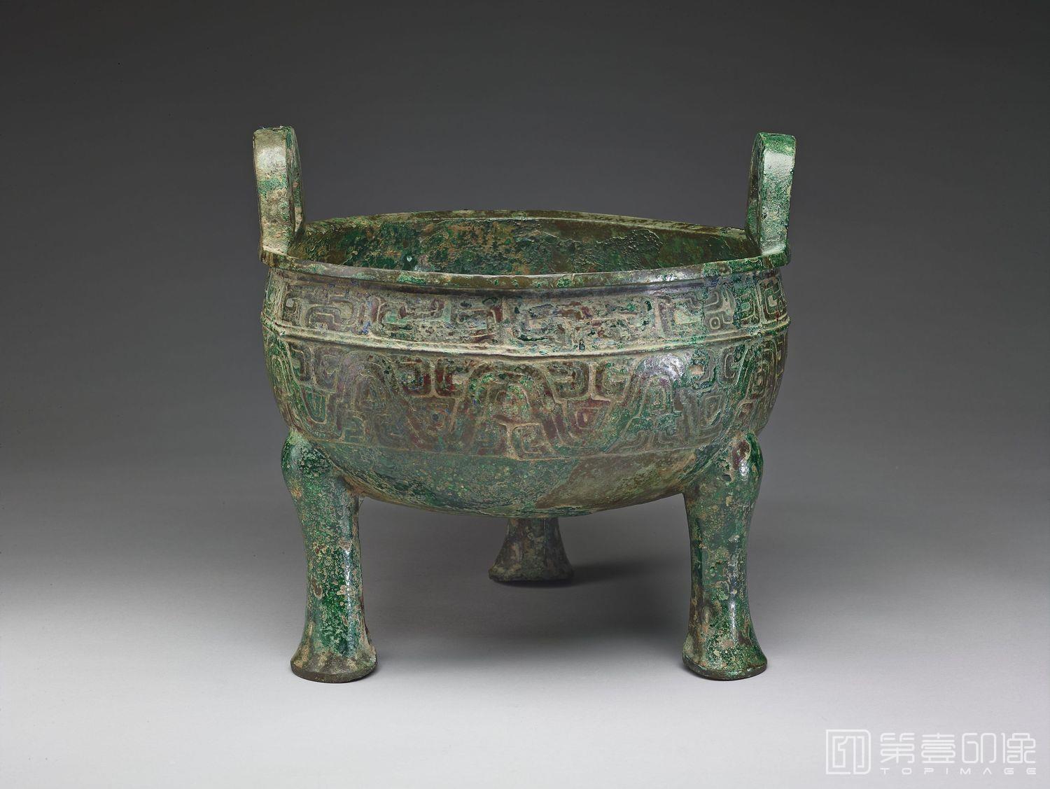 摄影-公元前9世纪中叶-前771年 芮公鼎二-通高31.8cm 腹深15.9cm 口径32.3cm 腹围102.2cm