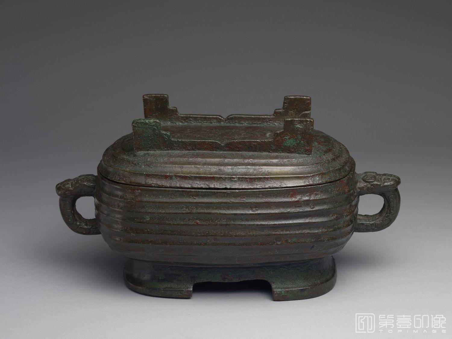 摄影-公元前9世纪中叶-前771年 言乐季献-通盖高17.7cm 腹深9.1cm 口径25.3×18.3cm 底径21.4×13.9cm