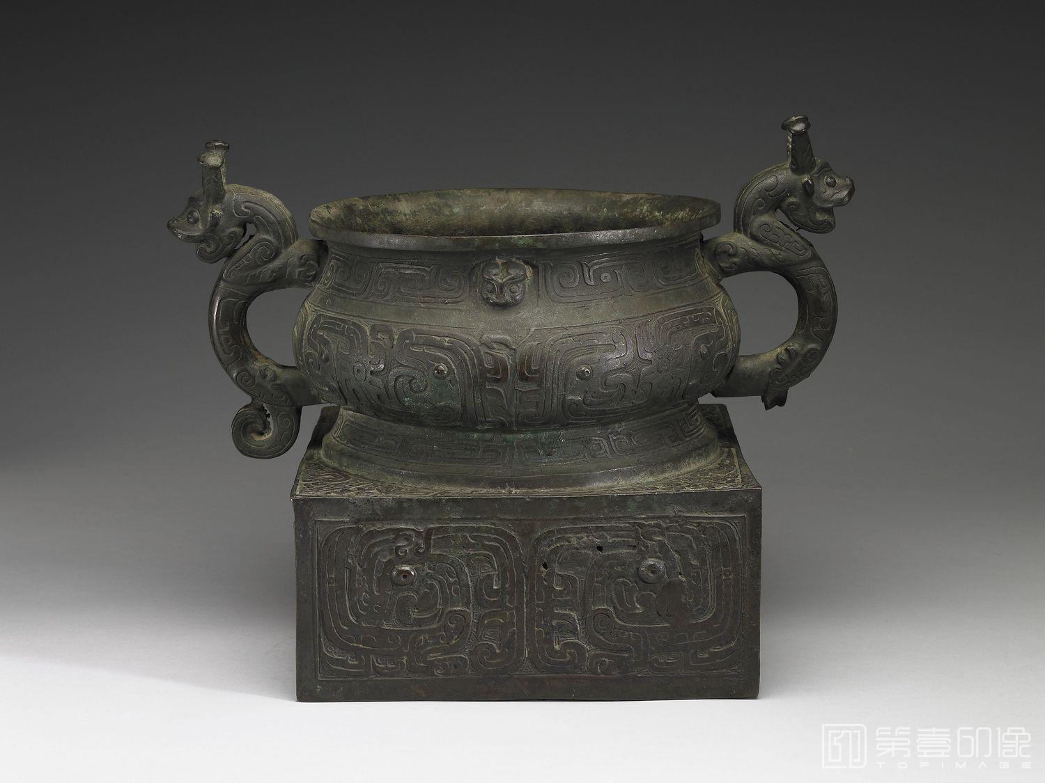 摄影-公元前9世纪中叶-前771年 追簋-通高35.1cm 腹深13.8cm 口径26.6cm 座纵横均28.9cm 腹围92.1cm