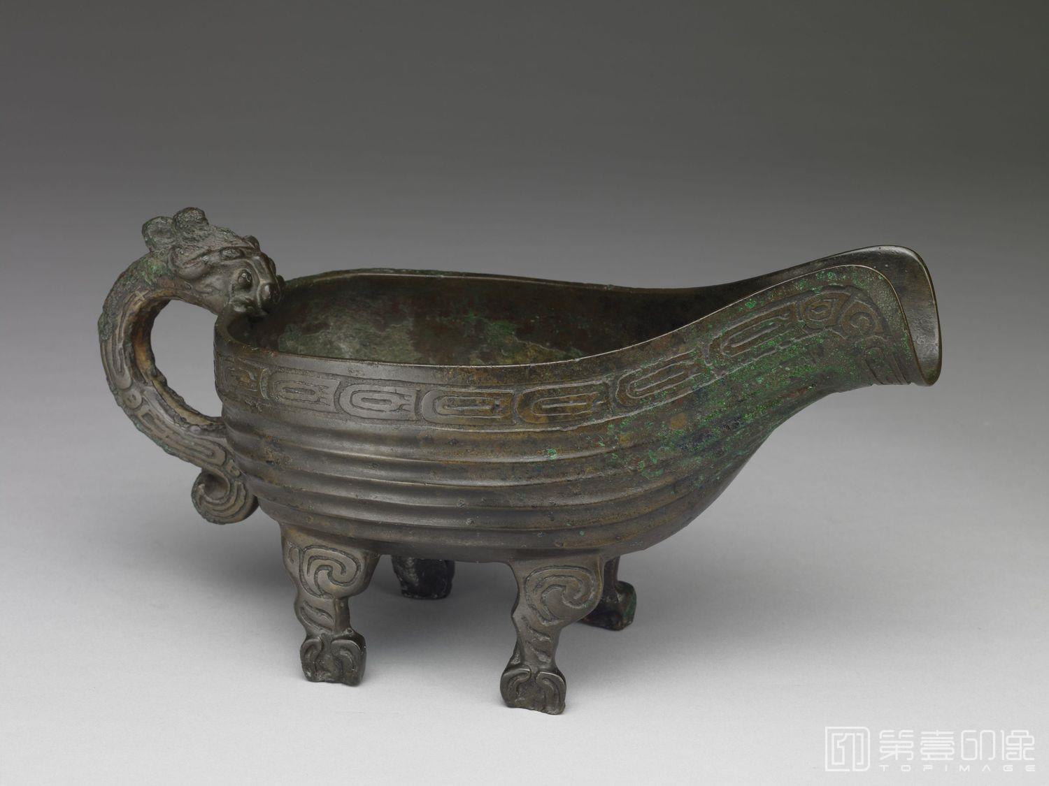 摄影-公元前9世纪中叶-前771年 郑义伯匜-通高14cm 腹深6.5cm 口径26.2×11.8cm