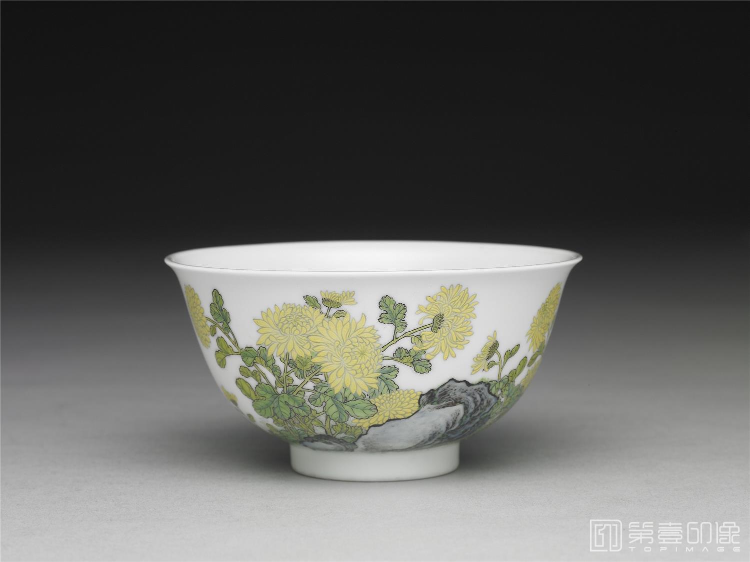 文物-雍正 (十年) 珐琅彩黄菊花白地茶钟 高5.2公分 口径10.1公分 底径3.9公分