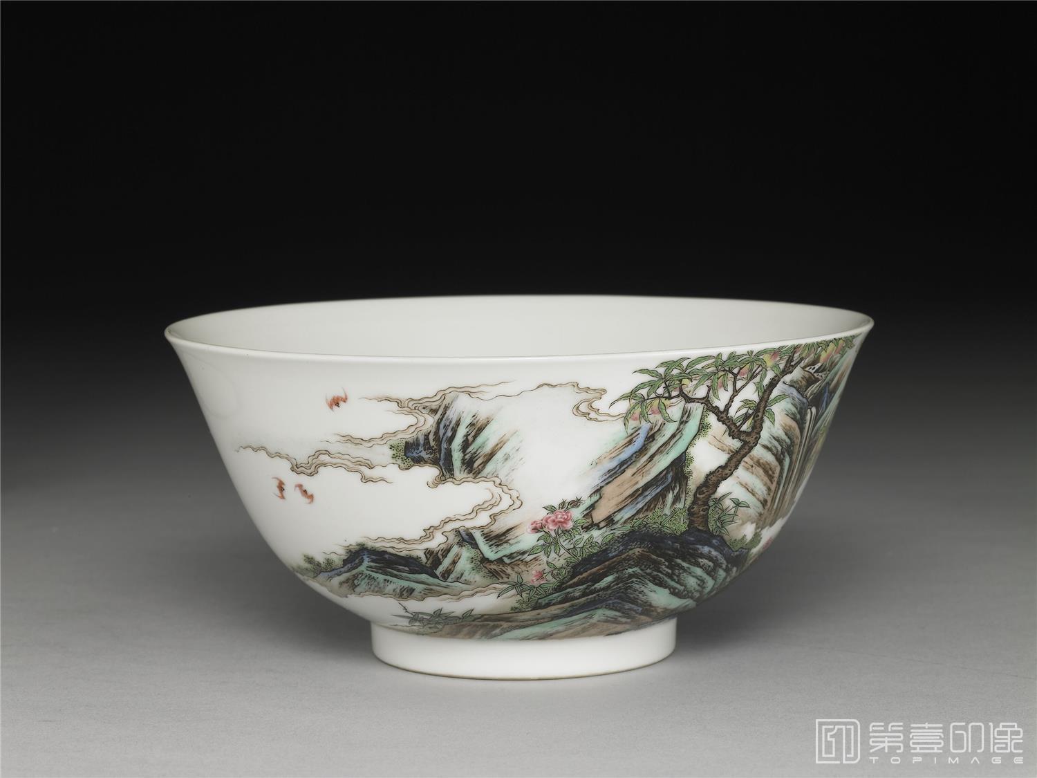 文物-雍正 珐琅彩瓷寿山福海图碗 高7.5公分 口径16公分 底径6.8公分 文物-雍正 珐琅彩瓷寿山福海图碗 高7.5公分 口径16公分 底径6.8公分