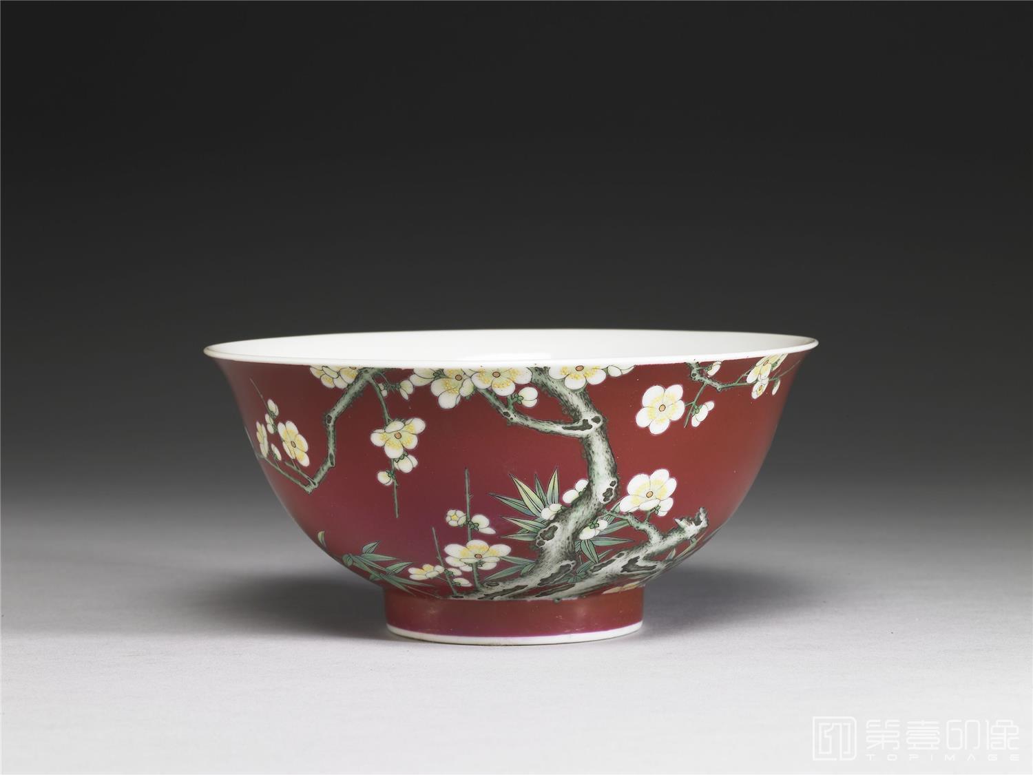 文物-雍正 瓷胎画珐琅红地白梅花碗 高7.0公分 口径15.1公分 足径6.3公分