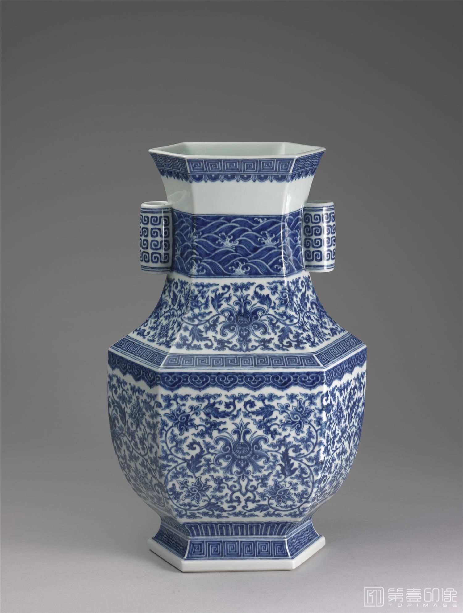 文物-雍正 青花番莲贯耳六方壶 高44.5公分 口径19*13.6公分 底径20*4.4公分