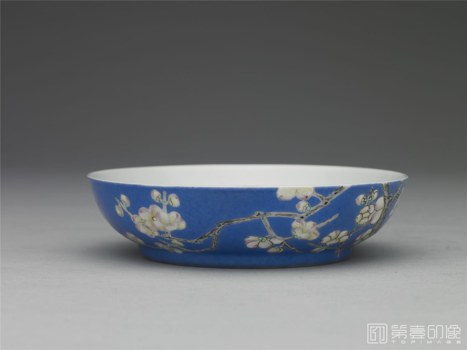 文物-珐琅彩瓷蓝地白梅碟 高2.8公分 口径10.6公分 底径6.9公分