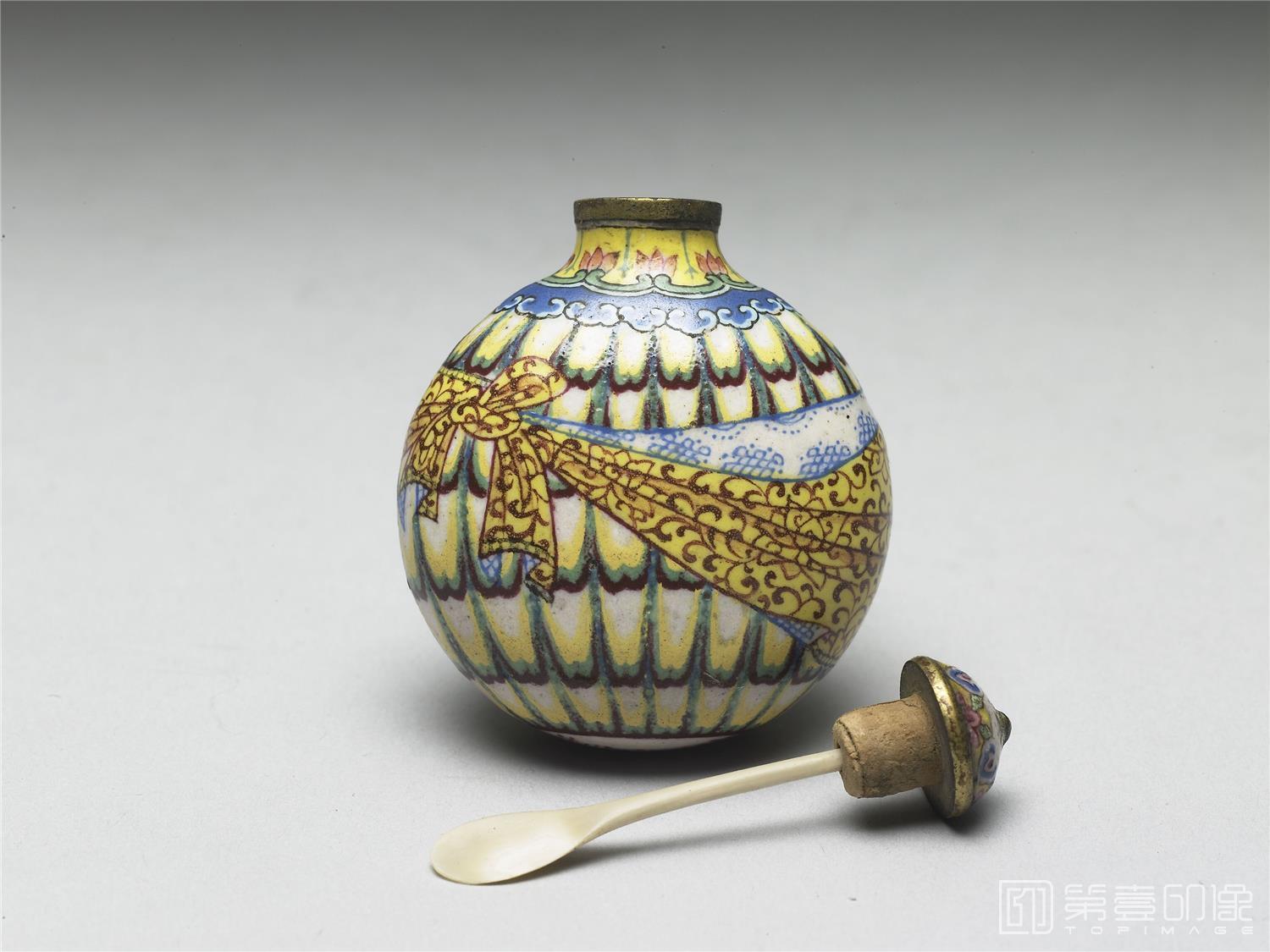 文物-铜胎画珐琅包袱式孔雀尾鼻烟壶 (含盖)高5.1公分 宽4.0x2.3公分 高4.5公分 口径1.2公分