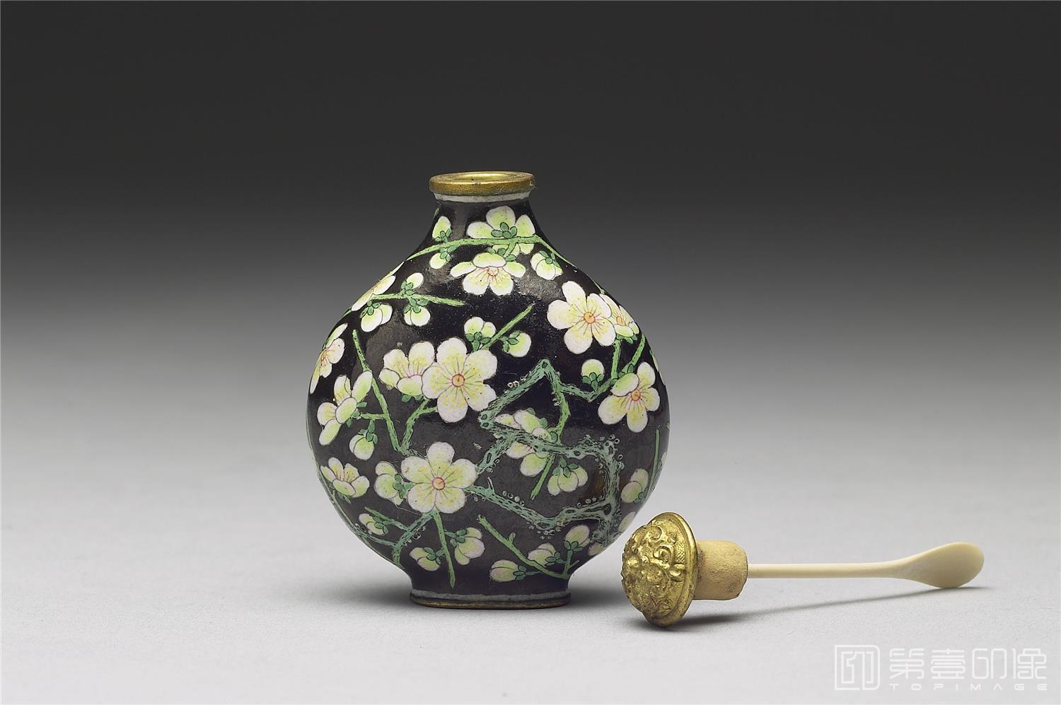 文物-铜胎画珐琅黑地白梅花鼻烟壶 高5.2公分 宽4.4x2.4公分 口径1.2公分 足径2.0x1.2公分